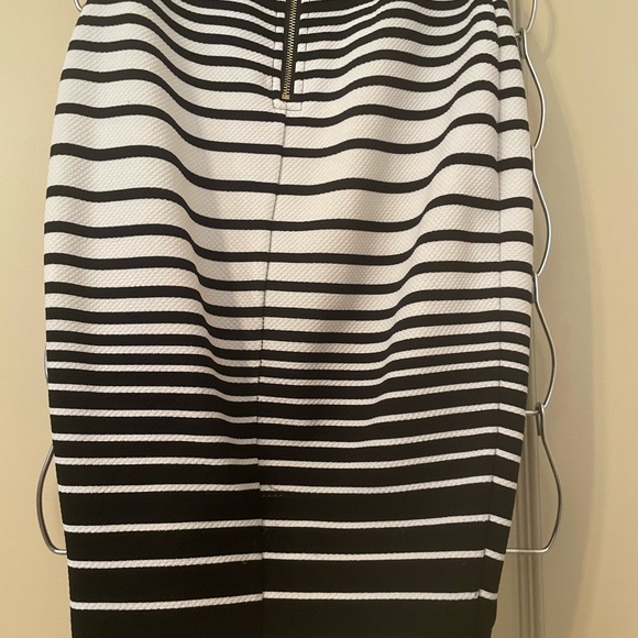 Bundle of 3 skirts black pencil skirts material guess size x-small - Picture 8 of 13